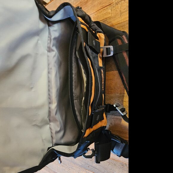 SALE! TIMBUk2 Classic Messenger/LaptopBag - Picture 6 of 10